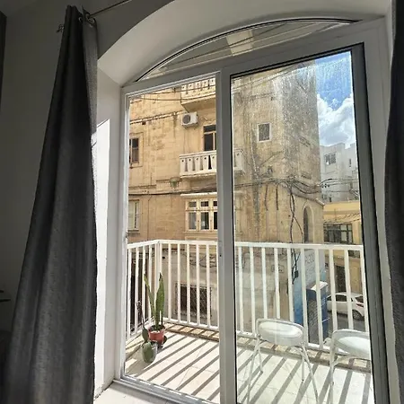 Privatunterkunft Sliema Seafront Steps Away With Air Condition And Self Checkin