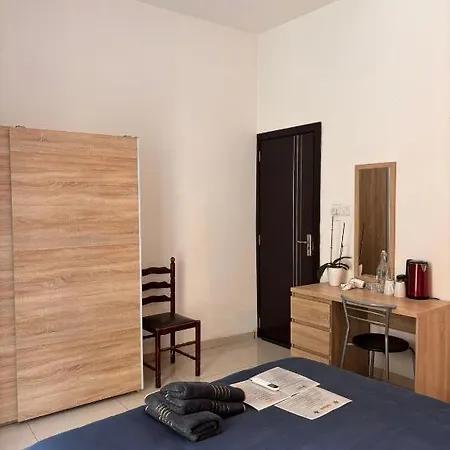 Sliema Seafront Steps Away With Air Condition And Self Checkin Privatunterkunft